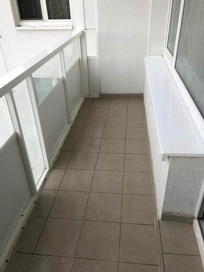 Stejný balkon po úklidu holubího trusu a dezinfekci