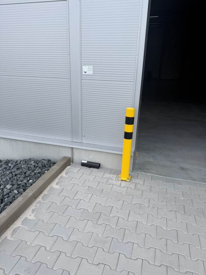 Deratizační stanice TOPderax u vjezdu do haly
