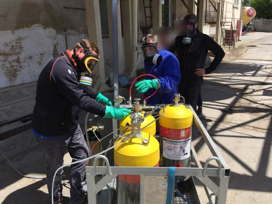 Fumigace – technici TOPderax v ochranných maskách připravují plynování skladu