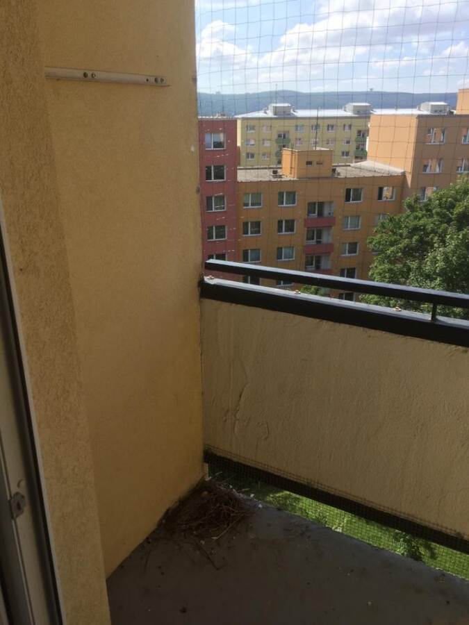 Síť proti holubům na balkoně panelového domu