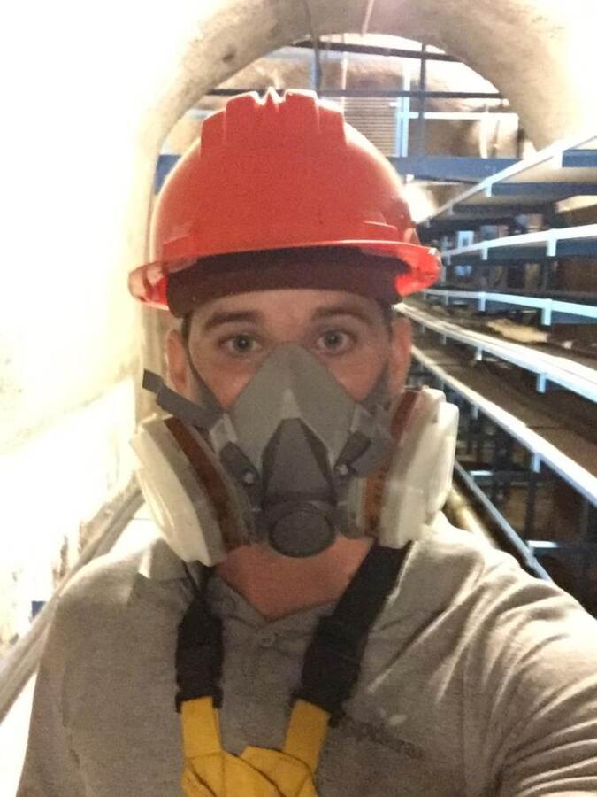 Technik TOPderax s respirátorem při dezinfekci prostor